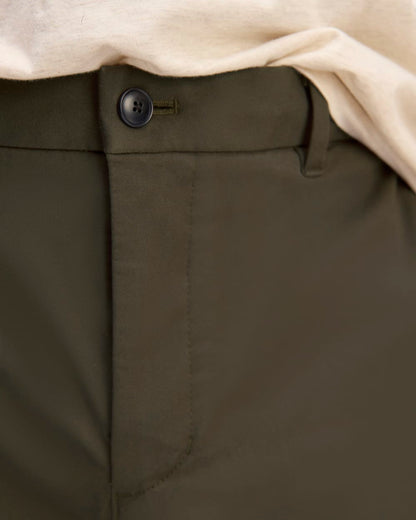 Pantalón corto chino ajustado de alto rendimiento de 9 pulgadas | Algarrobo