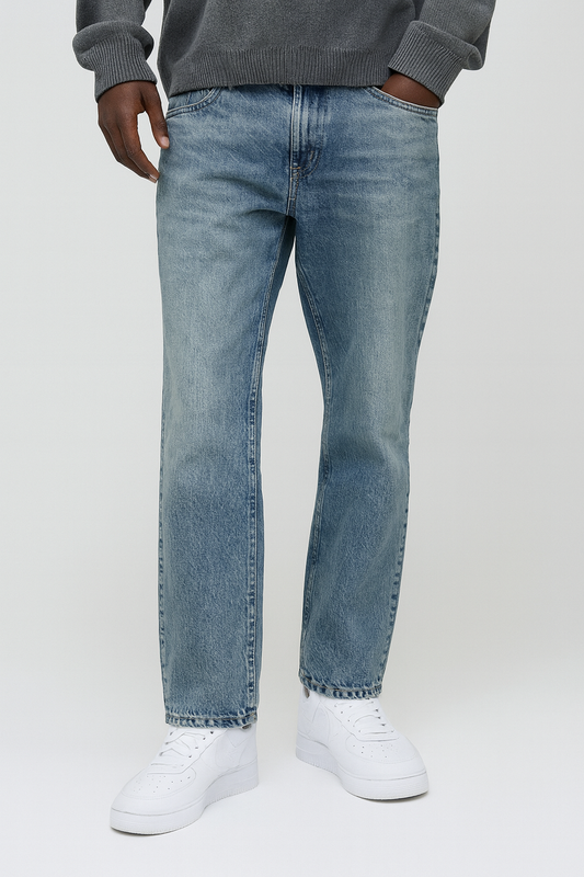 Vaqueros lavados rígidos de corte cónico